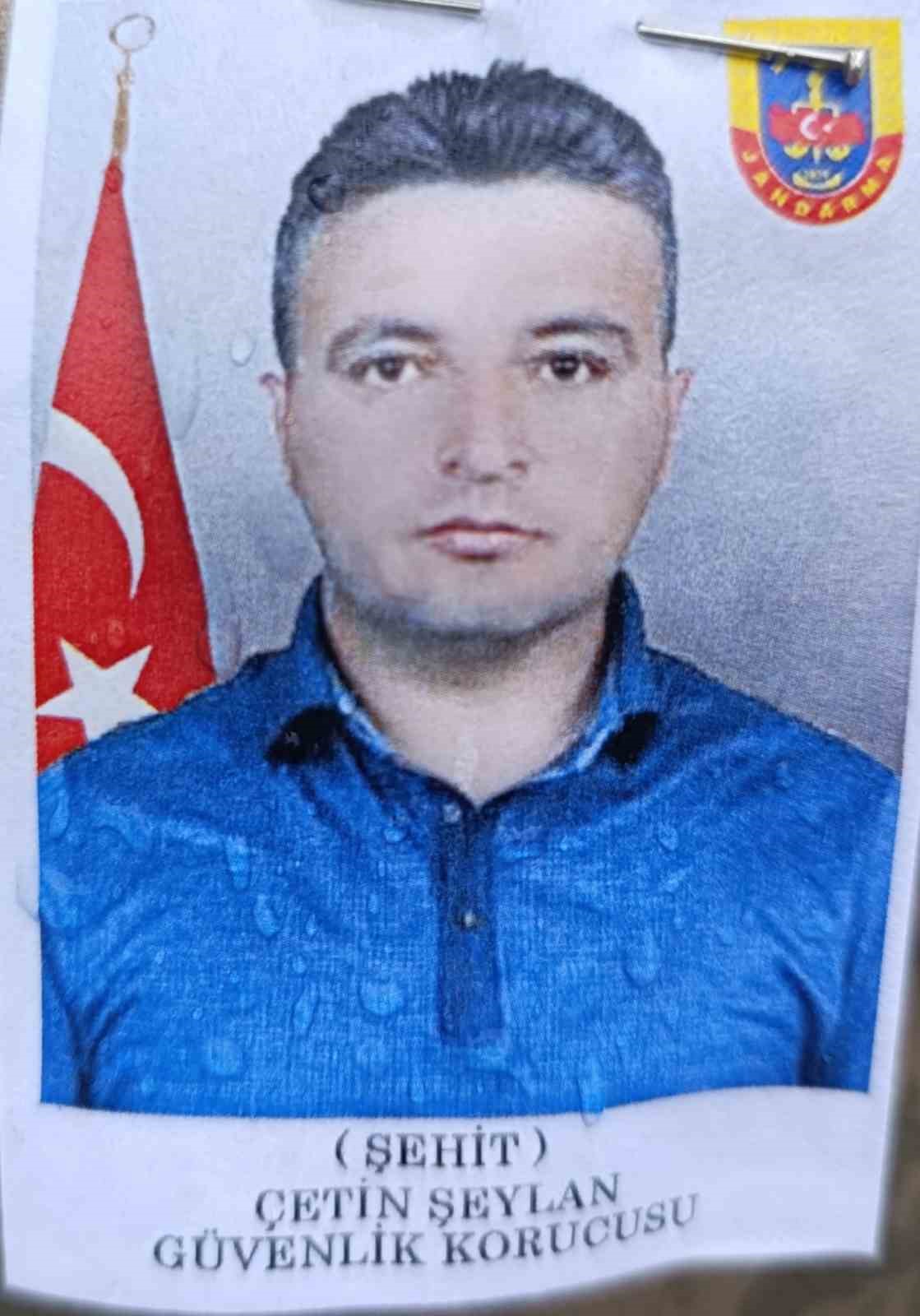 Yıldırım düşmesi sonucu şehit olan güvenlik korucusu gözyaşları arasında toprağa verildi