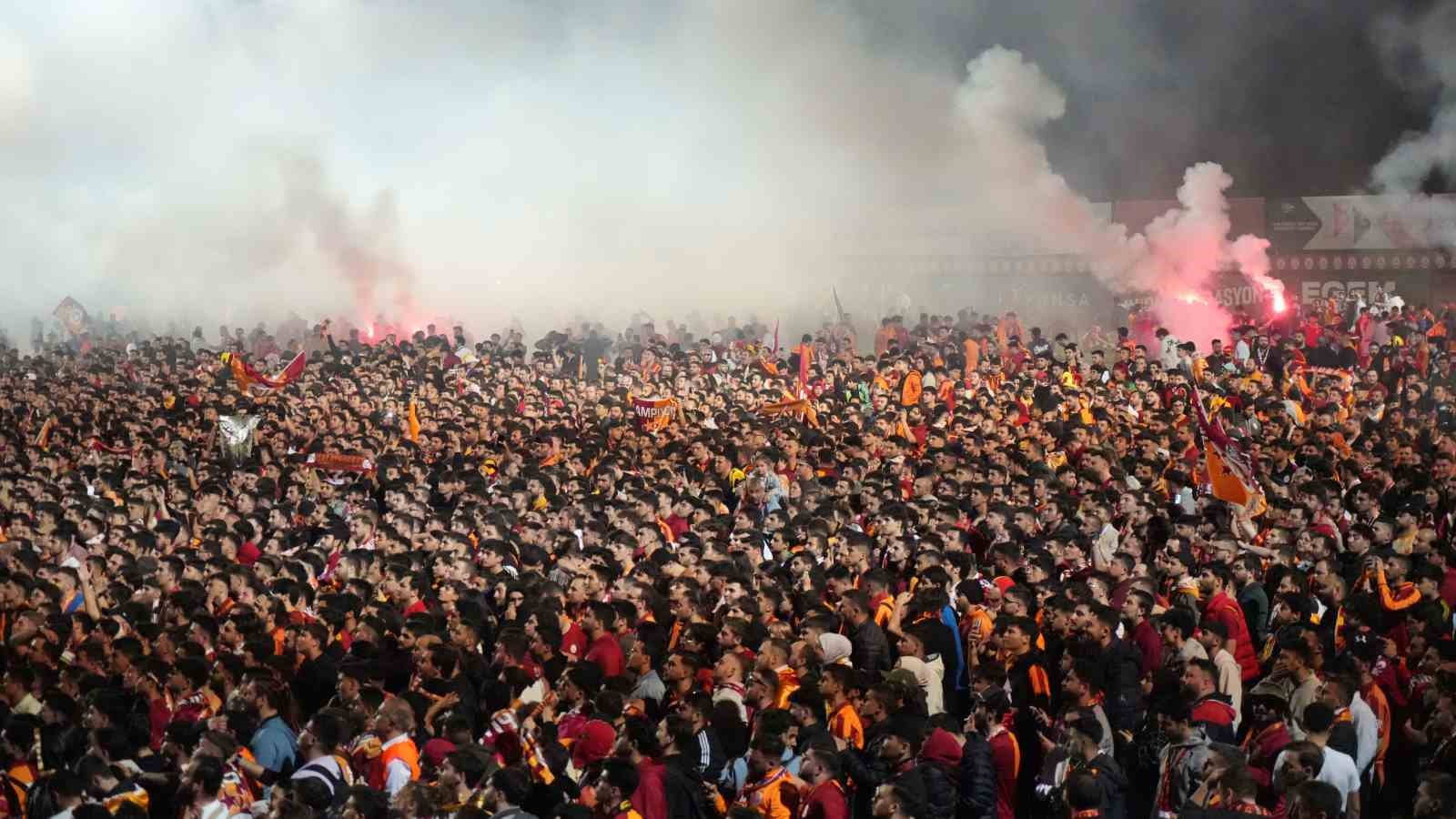 Şampiyon Galatasaray, Florya’da taraftarlarıyla buluştu