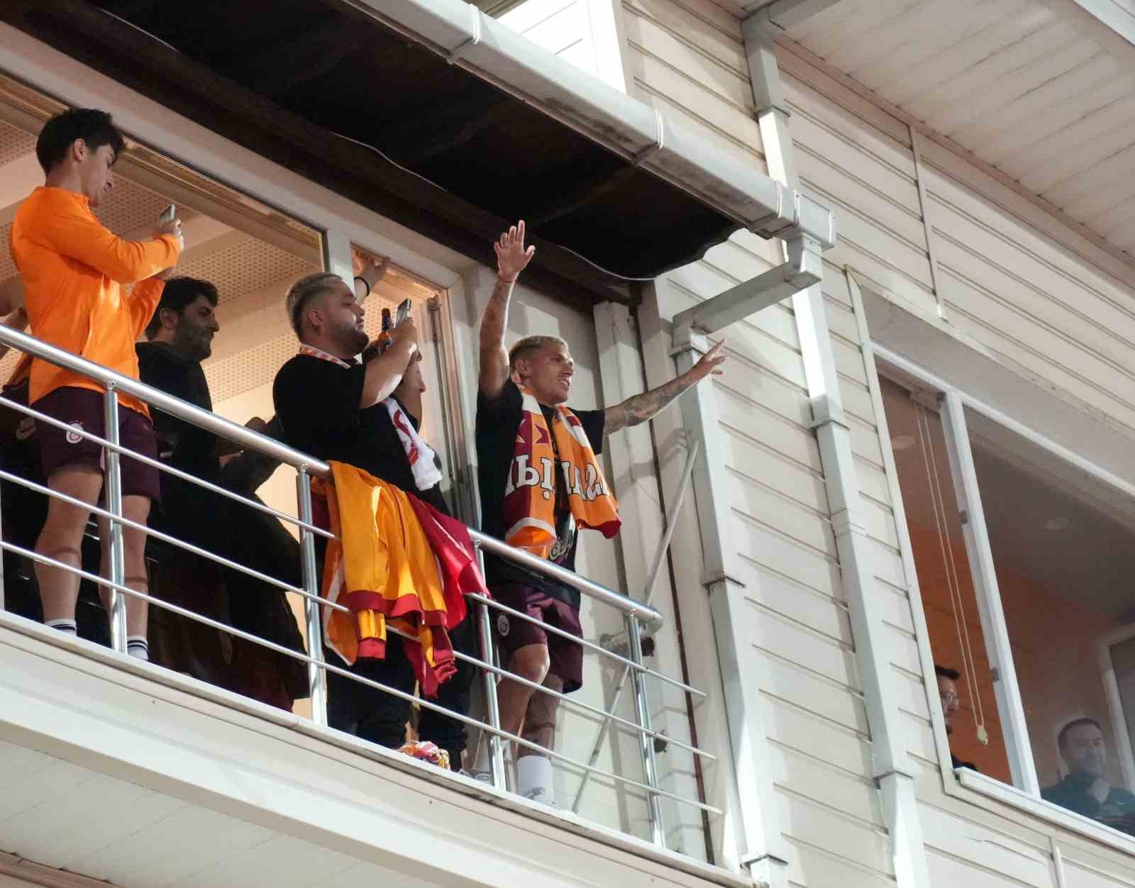 Şampiyon Galatasaray, Florya’da taraftarlarıyla buluştu