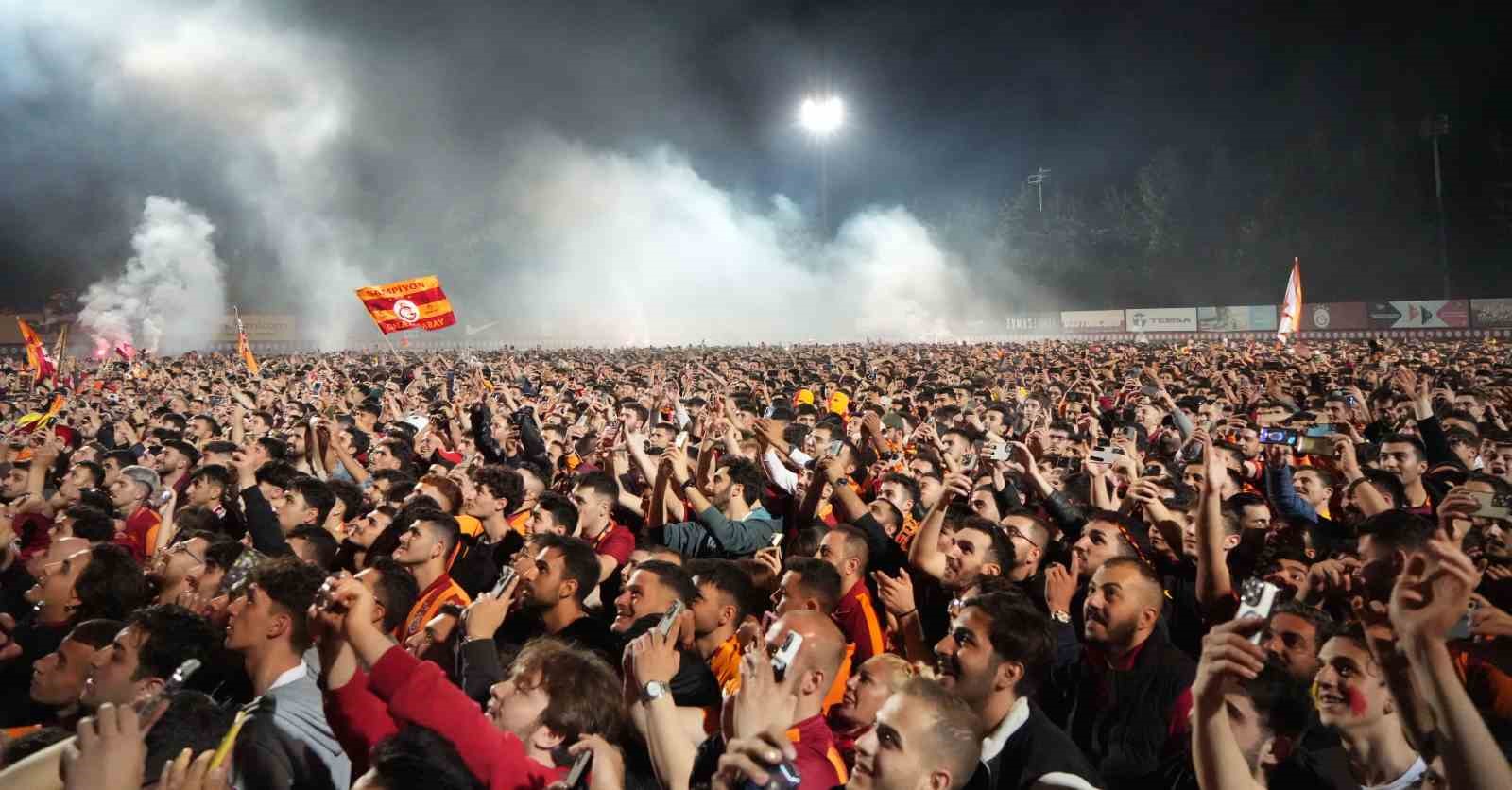 Şampiyon Galatasaray, Florya’da taraftarlarıyla buluştu