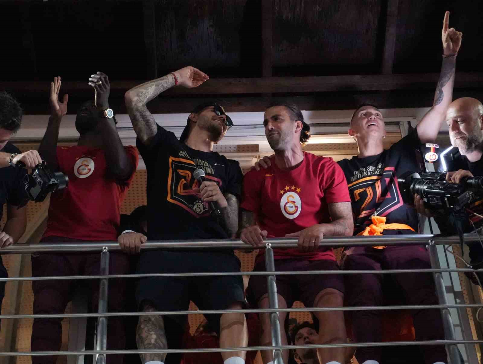 Şampiyon Galatasaray, Florya’da taraftarlarıyla buluştu