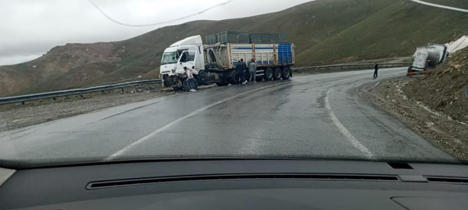 Van’da 2 tır kafa kafaya çarpıştı: 2 yaralı