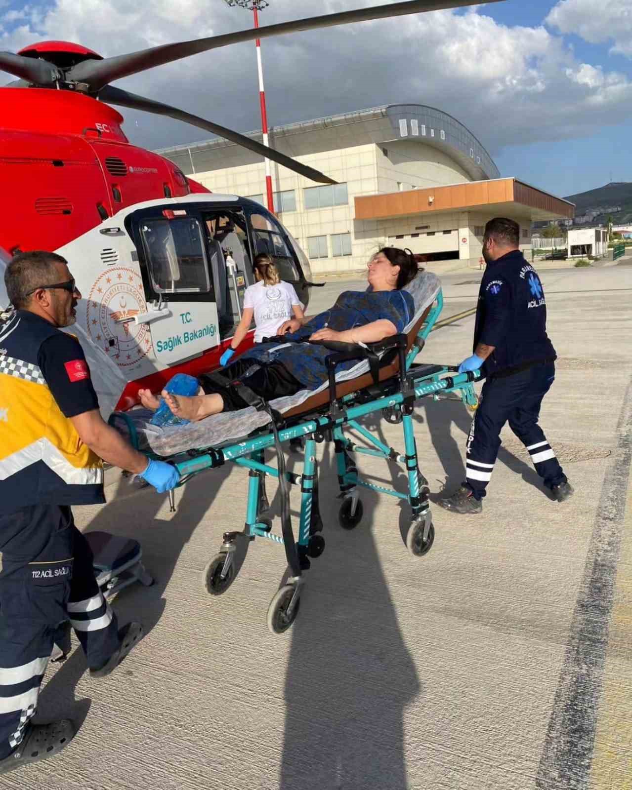 27 yaşındaki hasta helikopter ambulansla hastaneye sevk edildi