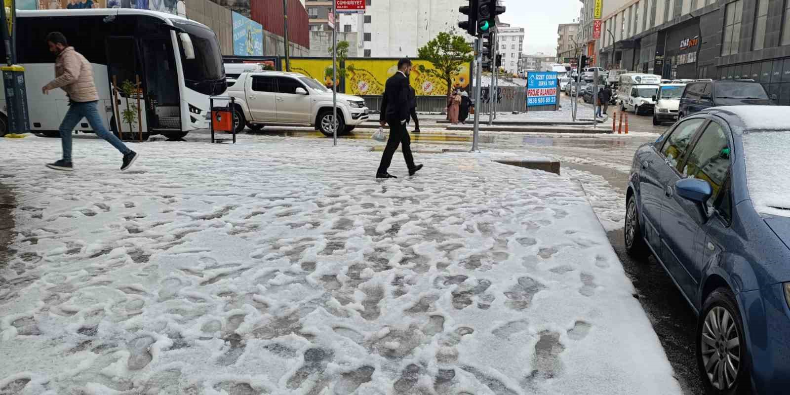 Van’da etkili olan dolu kışı aratmadı