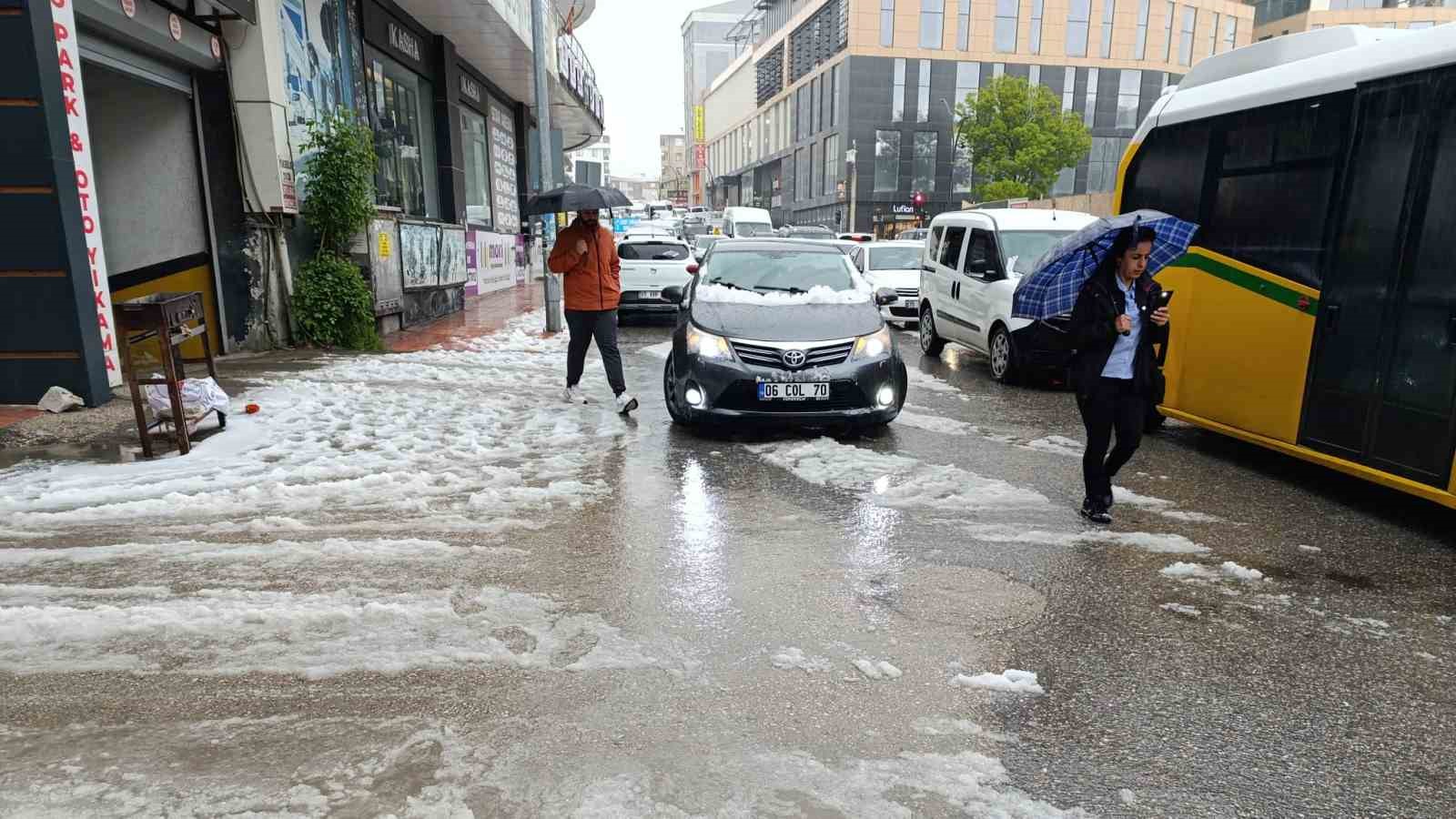 Van’da etkili olan dolu kışı aratmadı