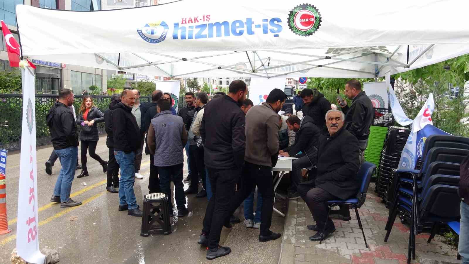 Van’da işten çıkarılanlar belediye önünde çadır kurdu