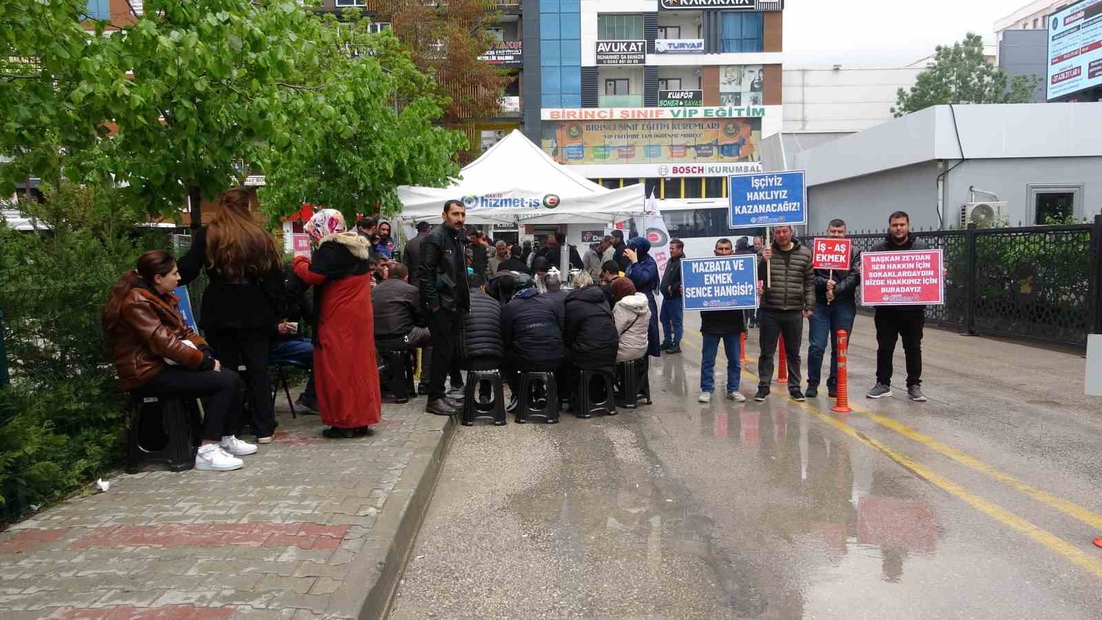 Van’da işten çıkarılanlar belediye önünde çadır kurdu