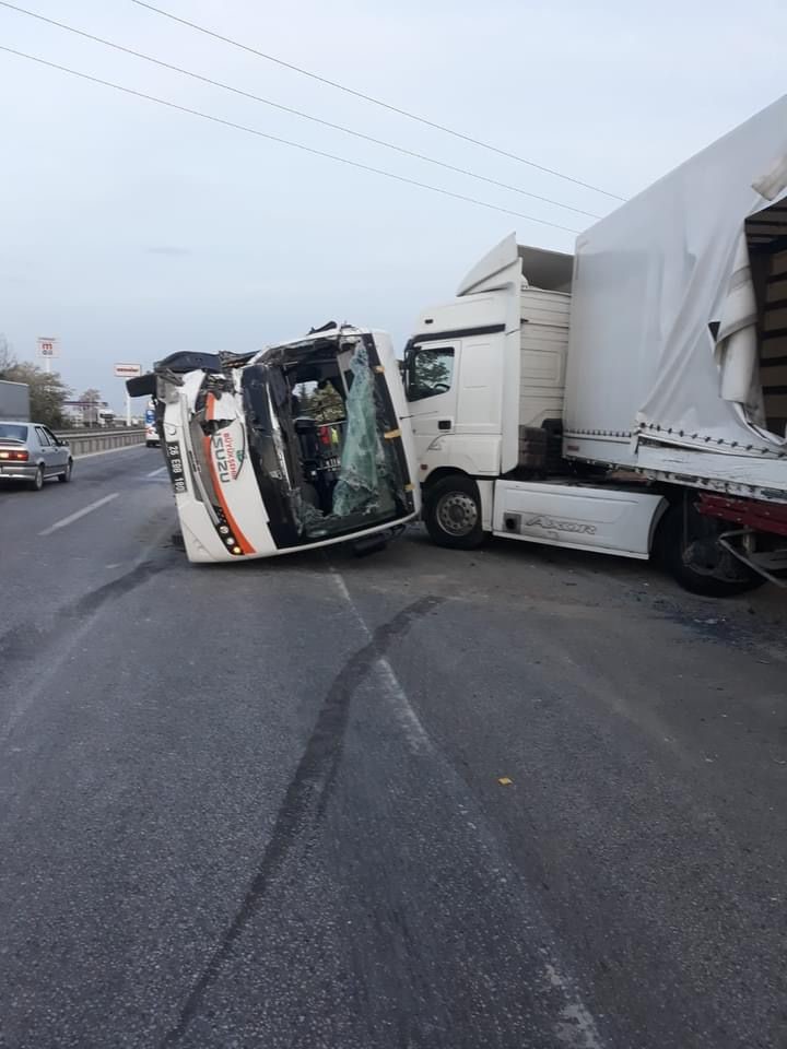 Belediye otobüsü ve 2 tırın karıştığı kazada 7 kişi yaralandı