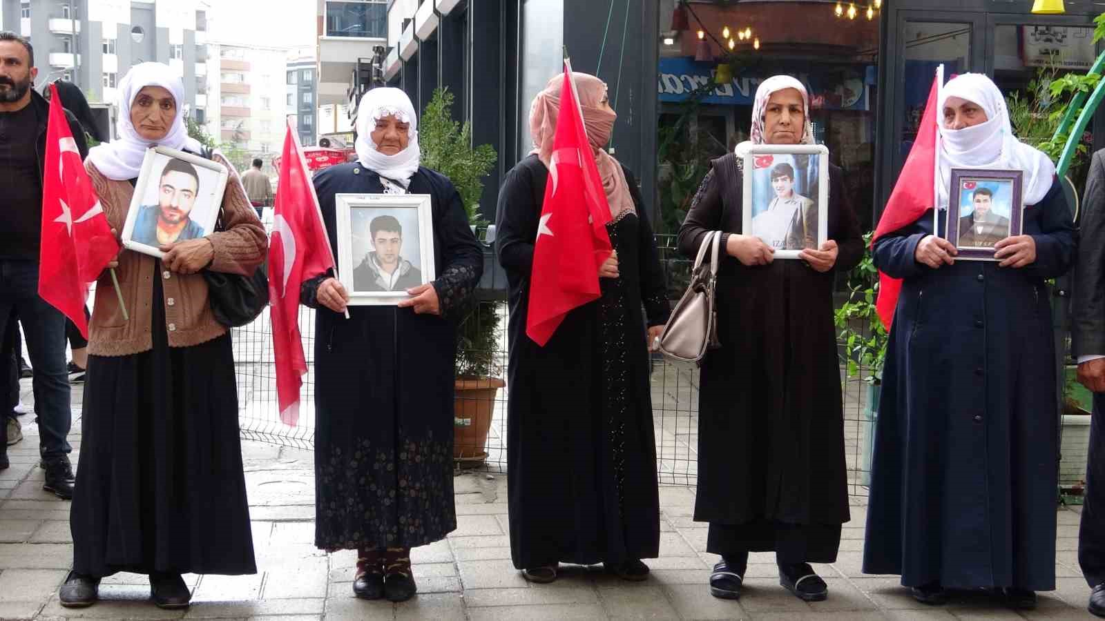 Vanlı ailelerin yağmura rağmen evlat nöbeti sürüyor