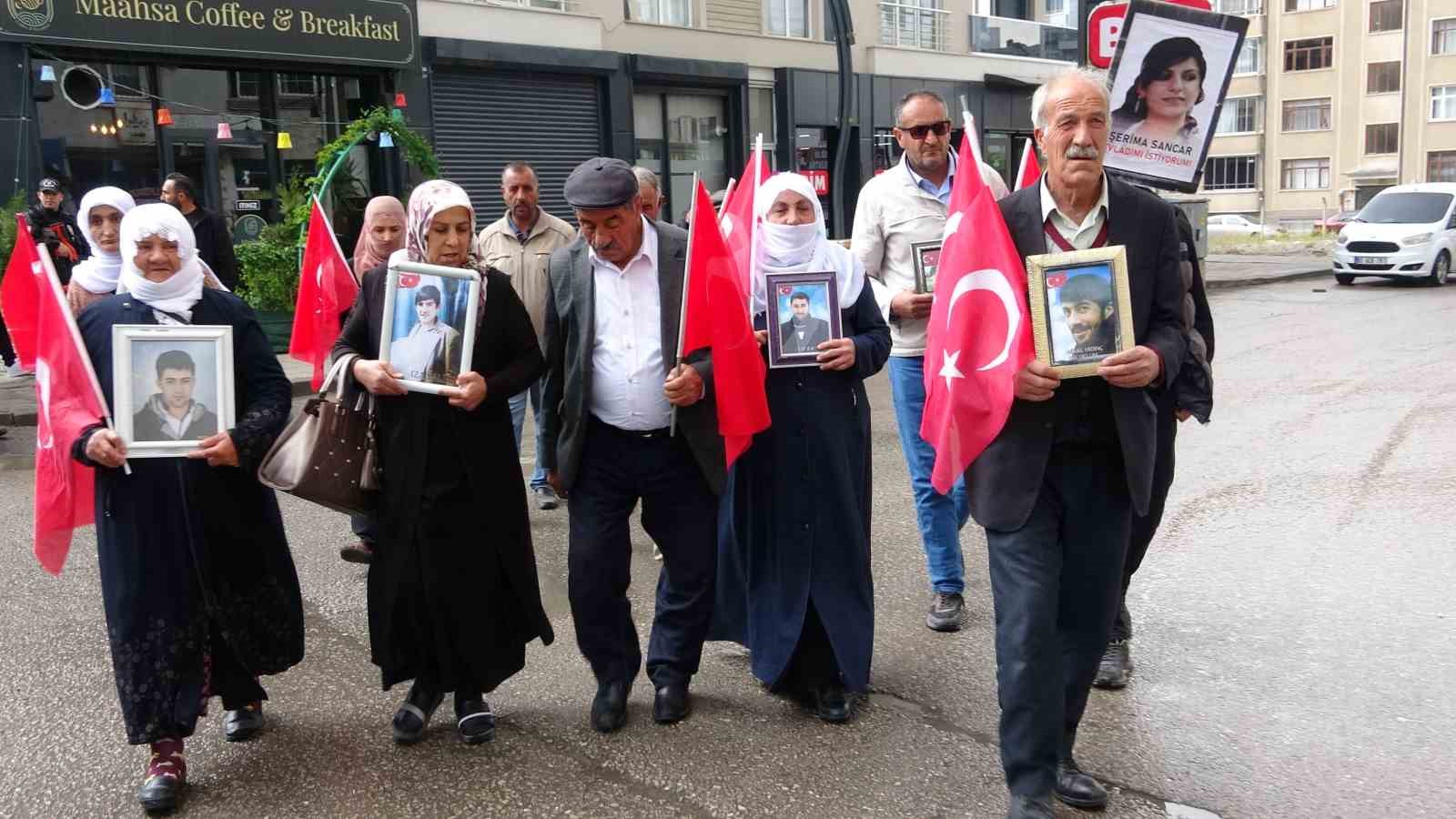 Vanlı ailelerin yağmura rağmen evlat nöbeti sürüyor