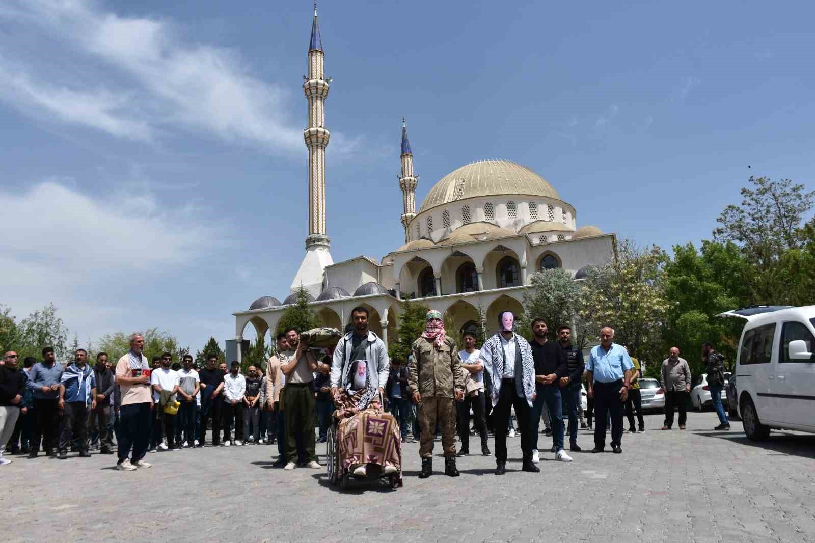 Gazze’de ölenler için temsili cenaze töreni