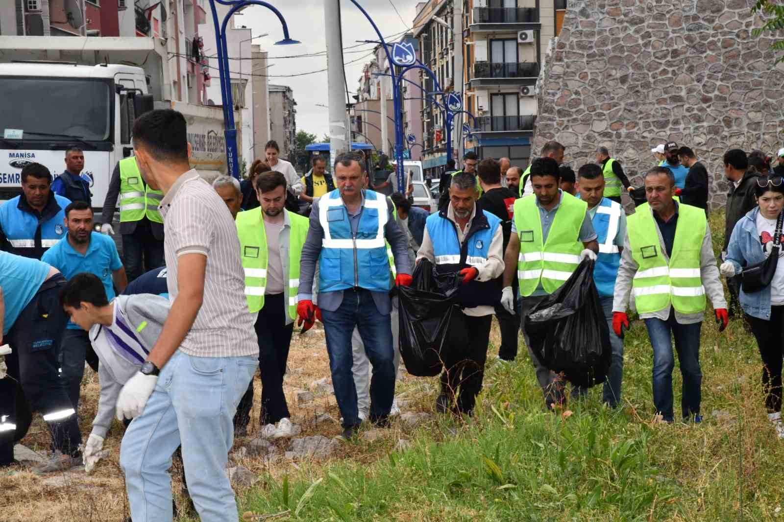 Belediye başkanı ve işçiler 3,5 saat çöp temizledi