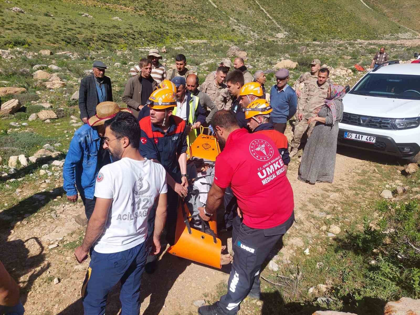 Kayalıklardan düşerek mahsur kalan 2 kişi kurtarıldı