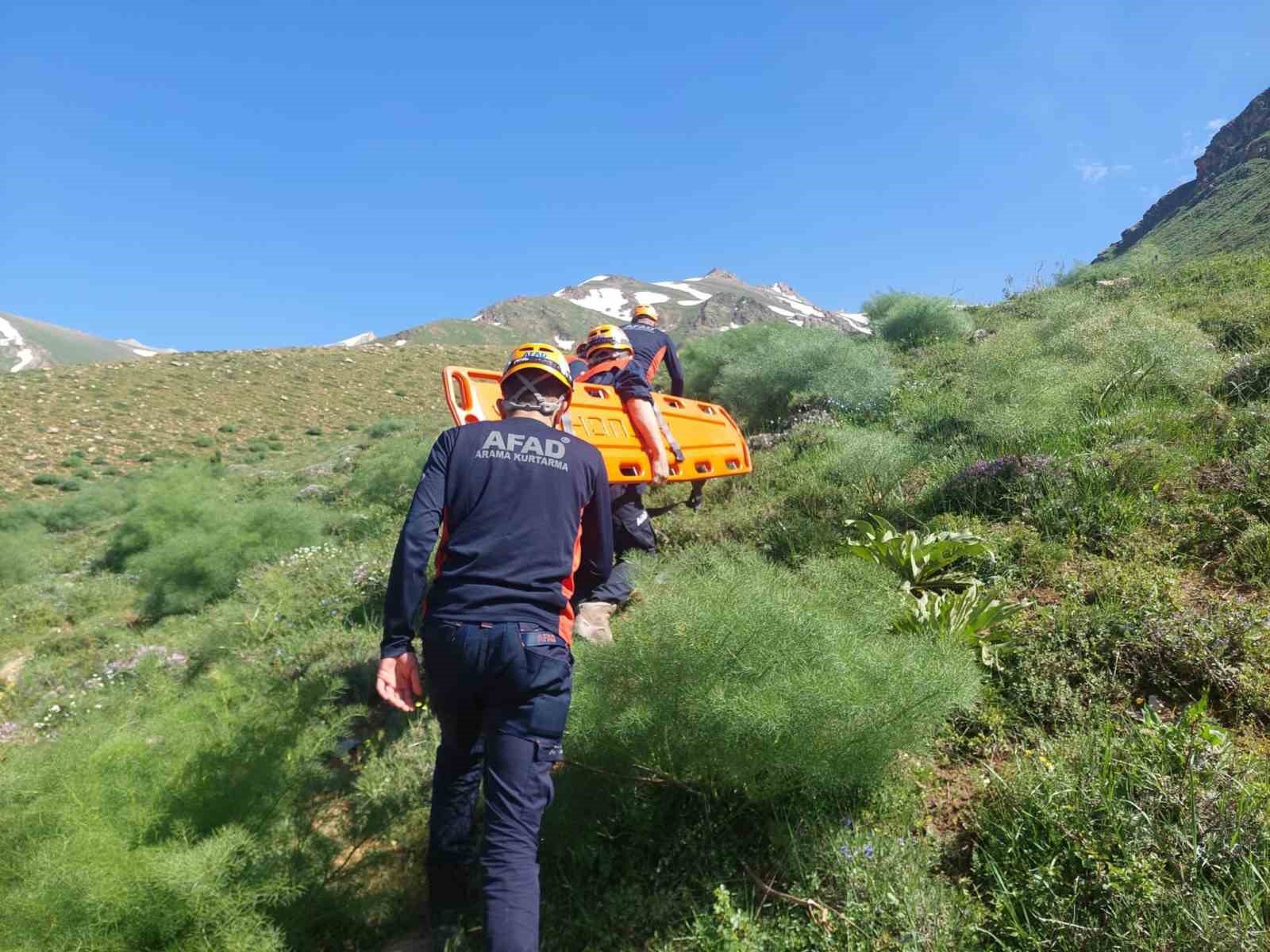 Kayalıklardan düşerek mahsur kalan 2 kişi kurtarıldı