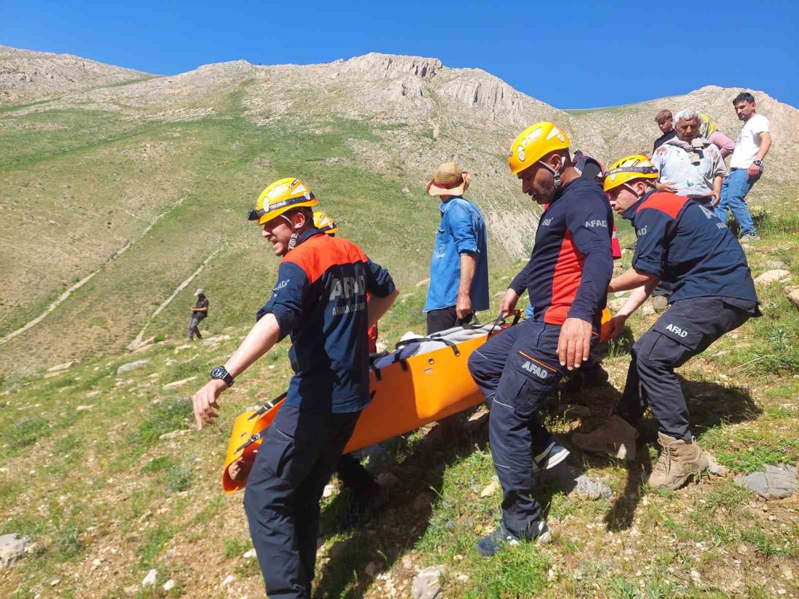 Kayalıklardan düşerek mahsur kalan 2 kişi kurtarıldı