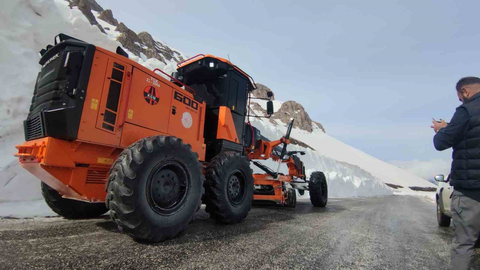 Van-Bahçesaray karayolu 132 gün sonra ulaşıma açıldı