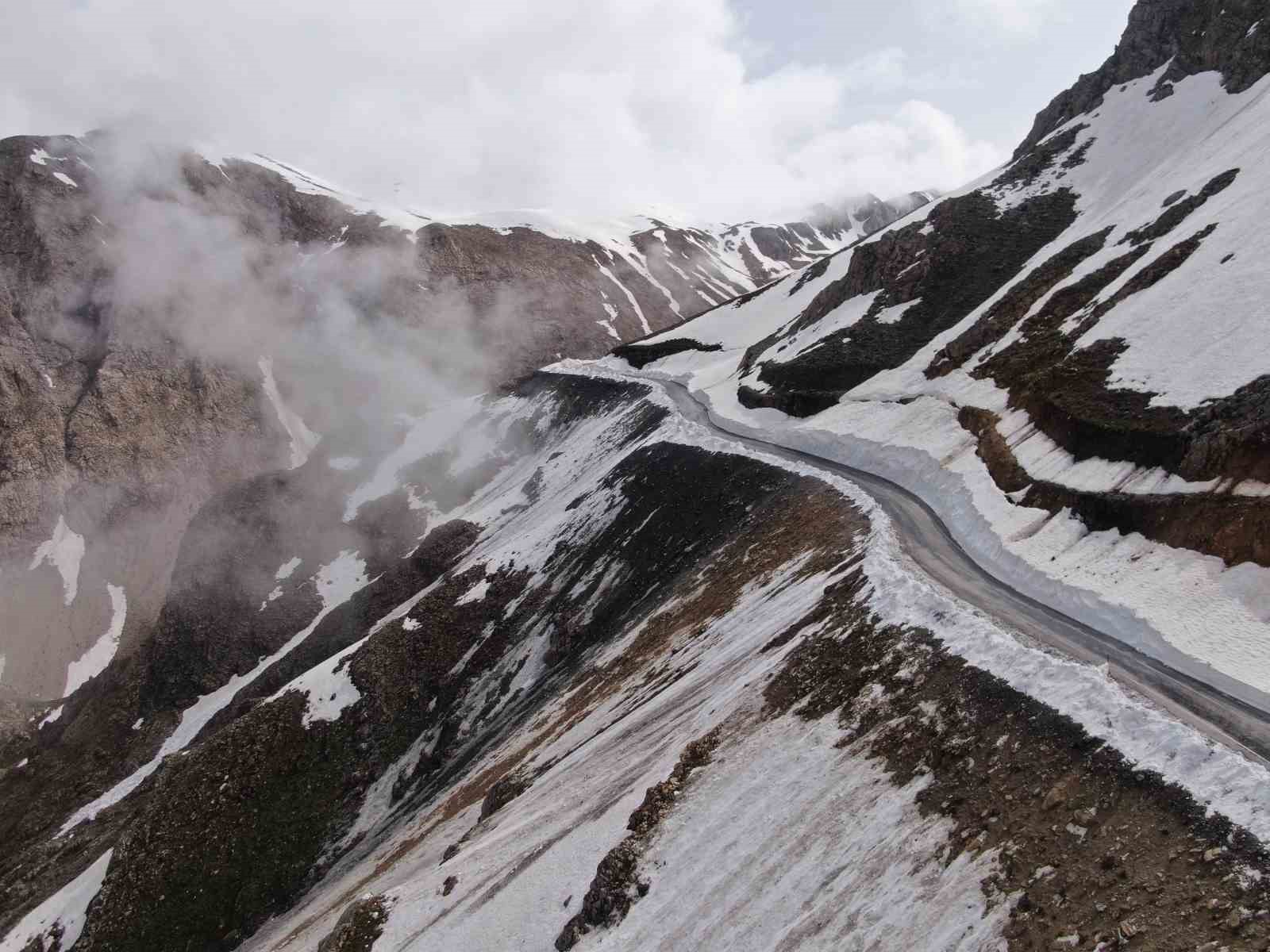 Van-Bahçesaray karayolu 132 gün sonra ulaşıma açıldı