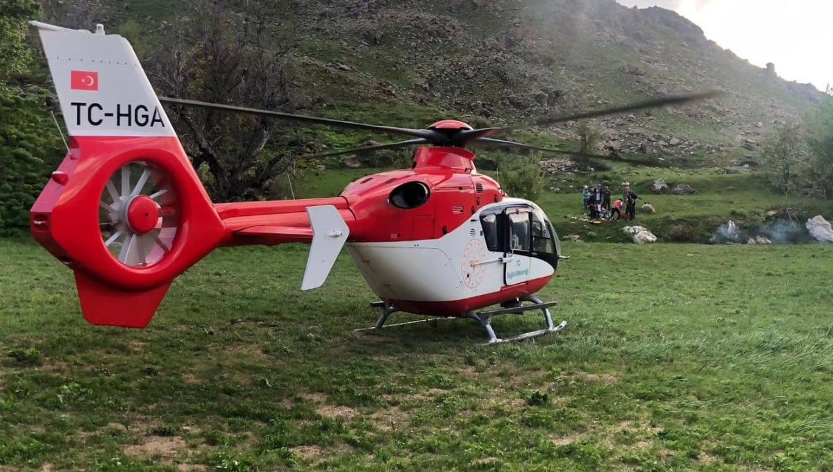 Pancar toplarken ayağı kırılan vatandaş için ambulans helikopter havalandı