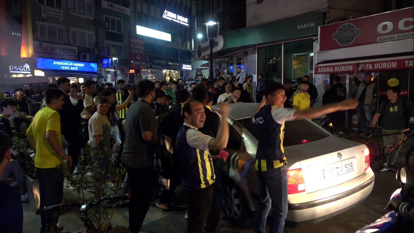 Derbi maçı sonrasında tehlikeli yakınlaşmayı polis engelledi