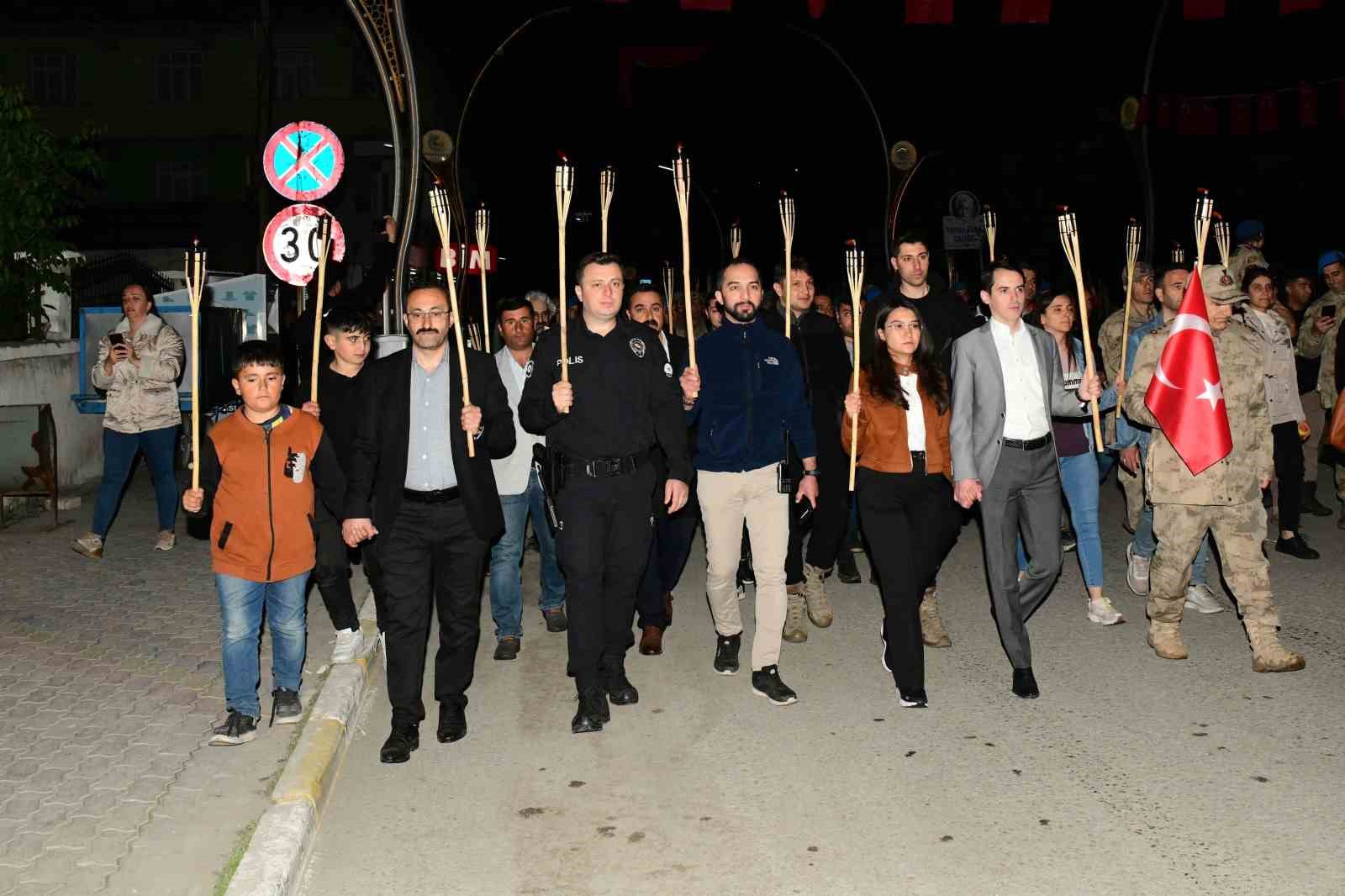 Çatak’ta meşaleli 19 Mayıs yürüyüşü