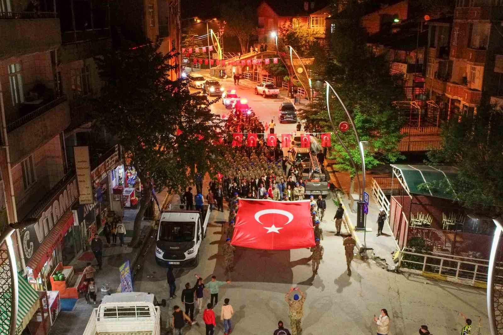 Çatak’ta meşaleli 19 Mayıs yürüyüşü