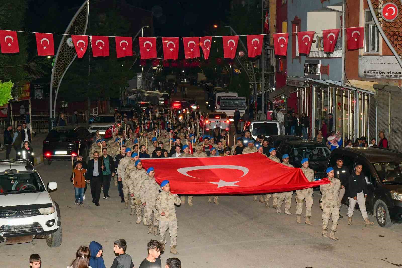 Çatak’ta meşaleli 19 Mayıs yürüyüşü