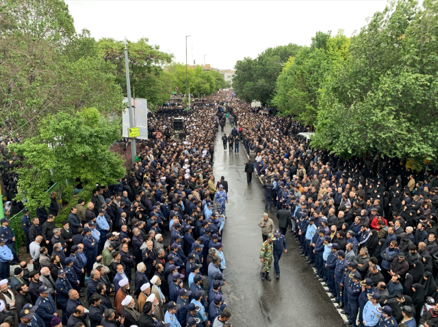 İbrahim Reisi'nin cenaze töreninden ilk görüntüler! İzdiham yaşandı