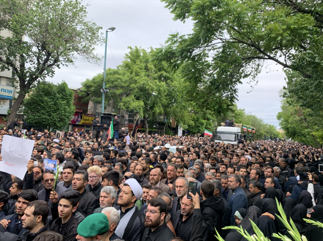 İbrahim Reisi'nin cenaze töreninden ilk görüntüler! İzdiham yaşandı