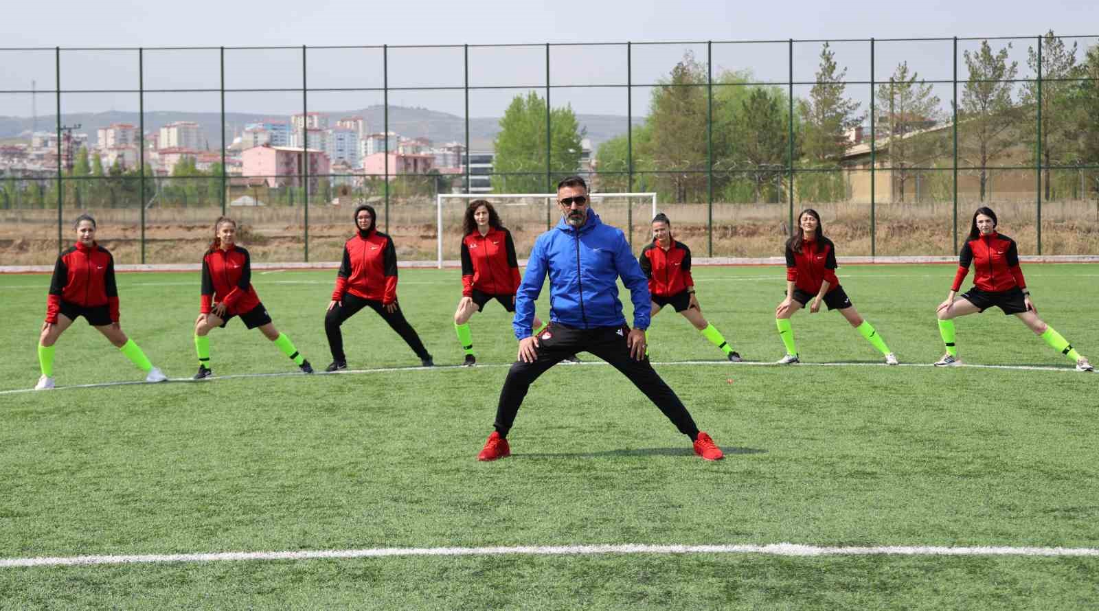 Kadın hakemler sahaya indi, küfür yerini centilmenliğe bıraktı