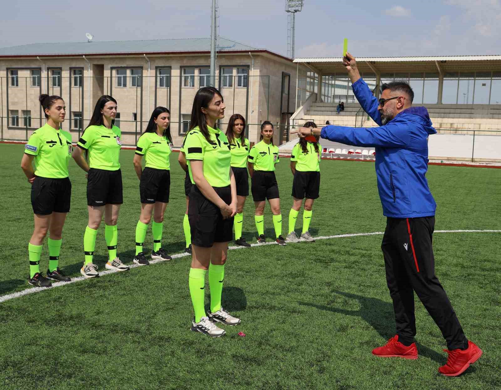 Kadın hakemler sahaya indi, küfür yerini centilmenliğe bıraktı