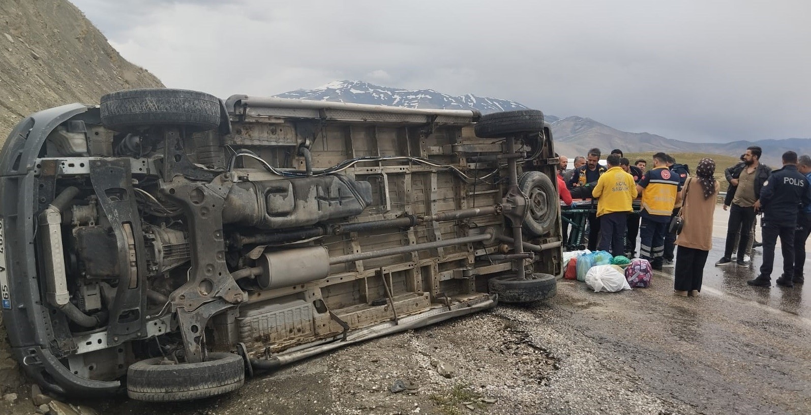 Van’da kontrolden çıkan minibüs yan yattı: 3 yaralı