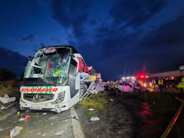 Mersin'de katliam gibi trafik kazası: 10 kişi öldü, 40 kişi yaralandı