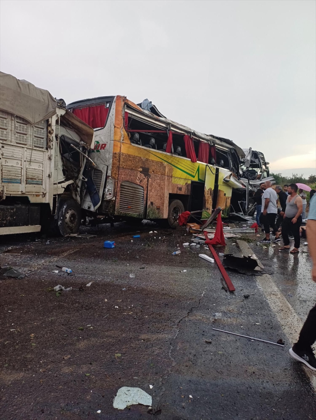 Mersin'de katliam gibi trafik kazası: 10 kişi öldü, 40 kişi yaralandı