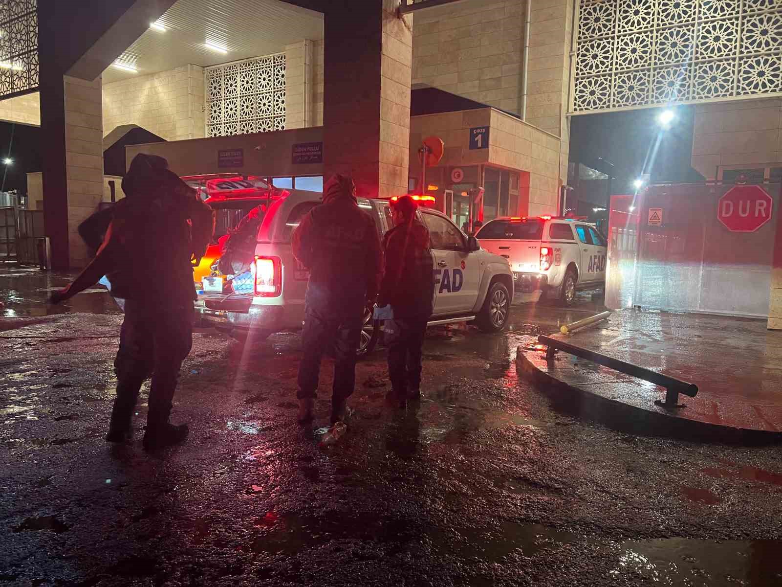 Van AFAD personelleri İran’a intikal için yola çıktı