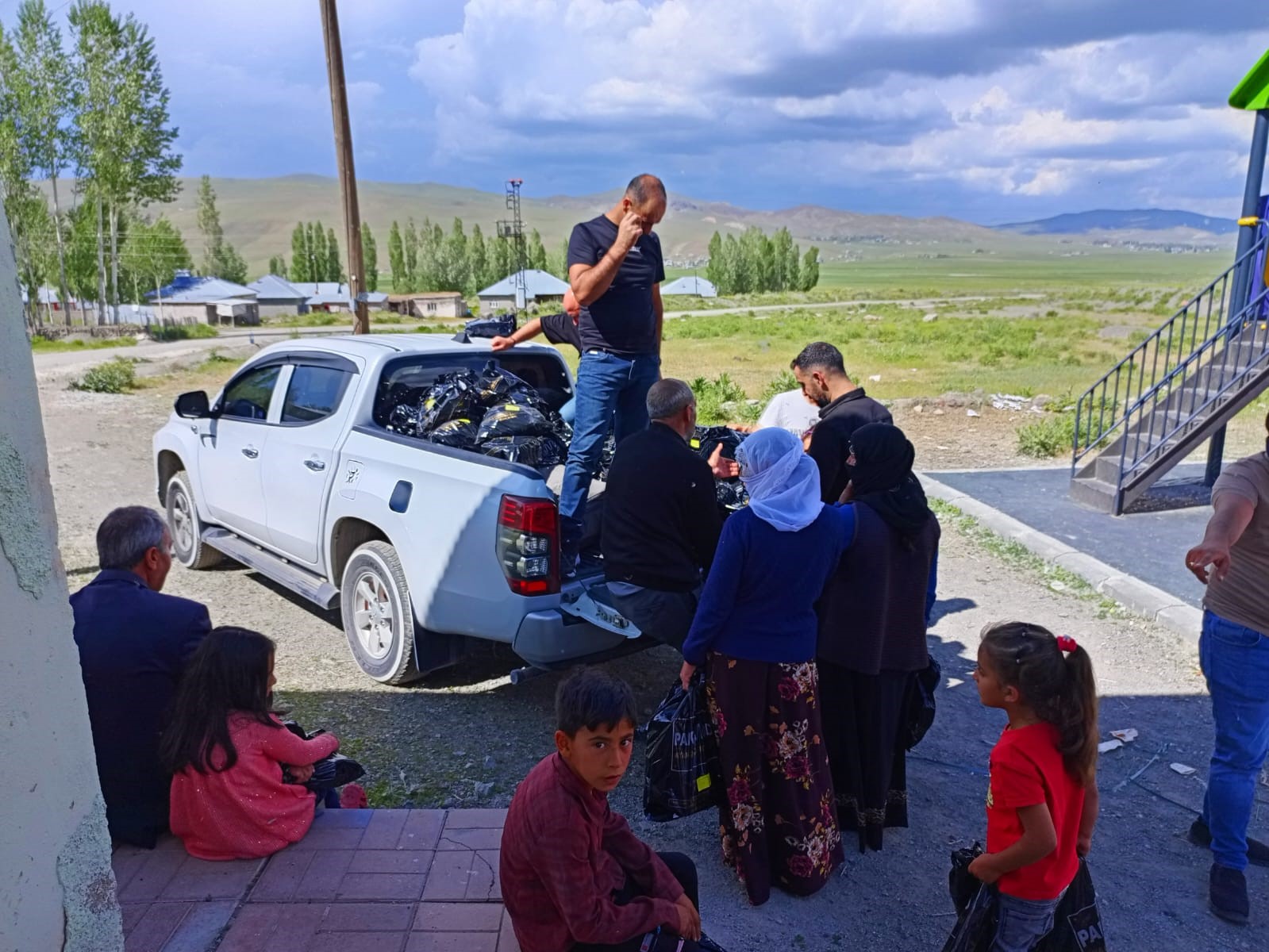 Van’da çocuklar bayram heyecanını erken yaşadı