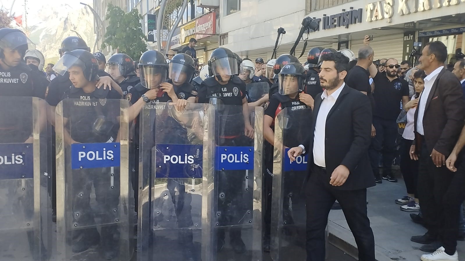 Hakkari’de olaylar çıktı: Polis amiri başından yaralandı