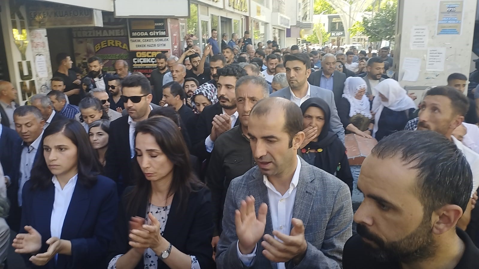 Hakkari’de olaylar çıktı: Polis amiri başından yaralandı