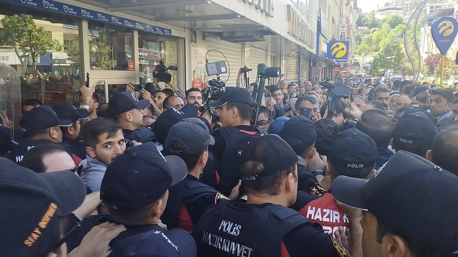 Hakkari’de olaylar çıktı: Polis amiri başından yaralandı