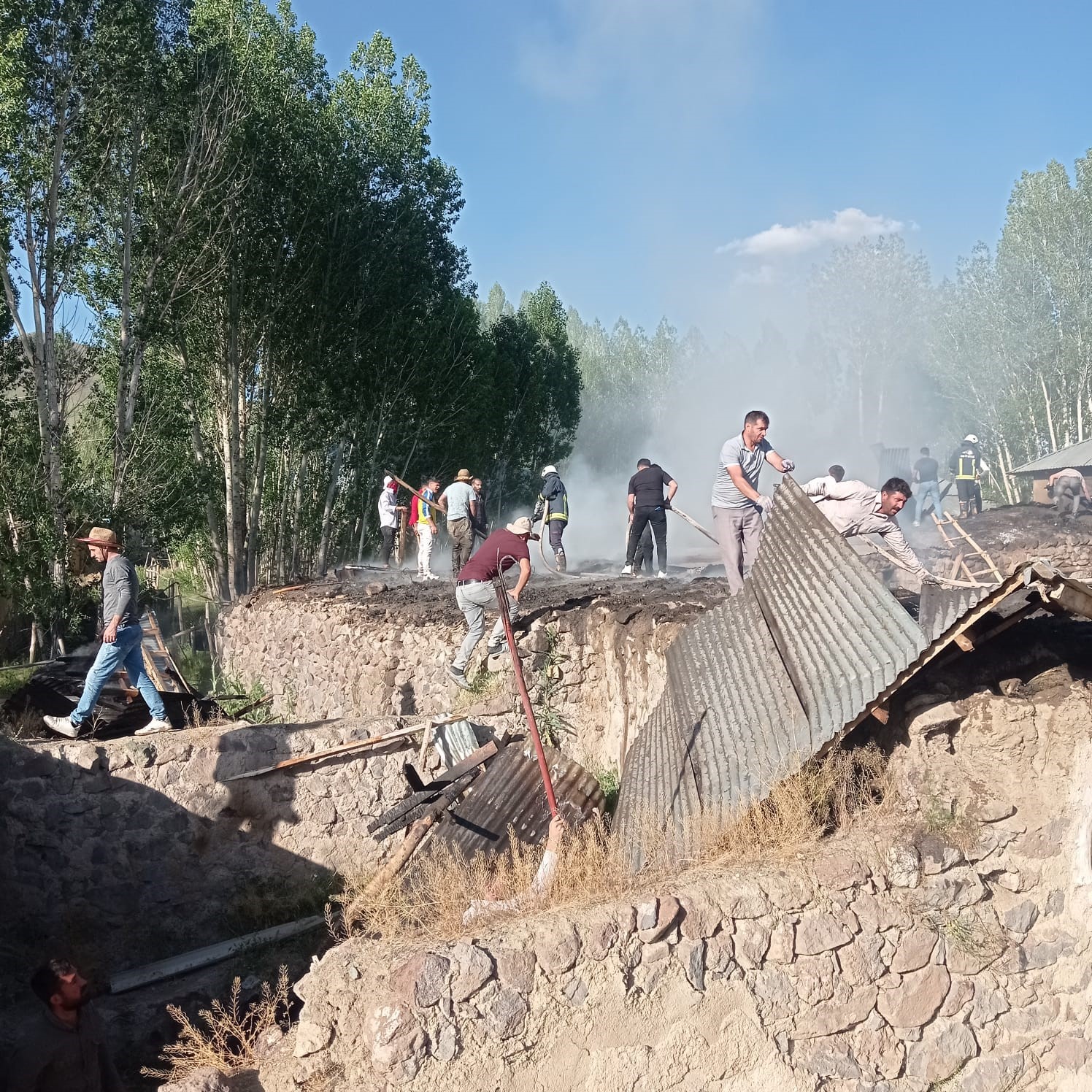 Özalp’te ahır, tandır evi ve odunluk yangını