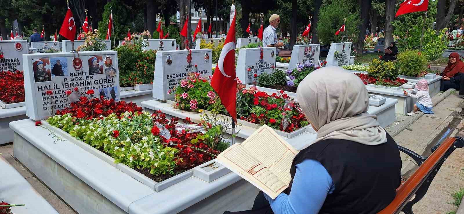 Kurban Bayramı öncesi vatandaşlar Edirnekapı Şehitliği’ni ziyaret etti