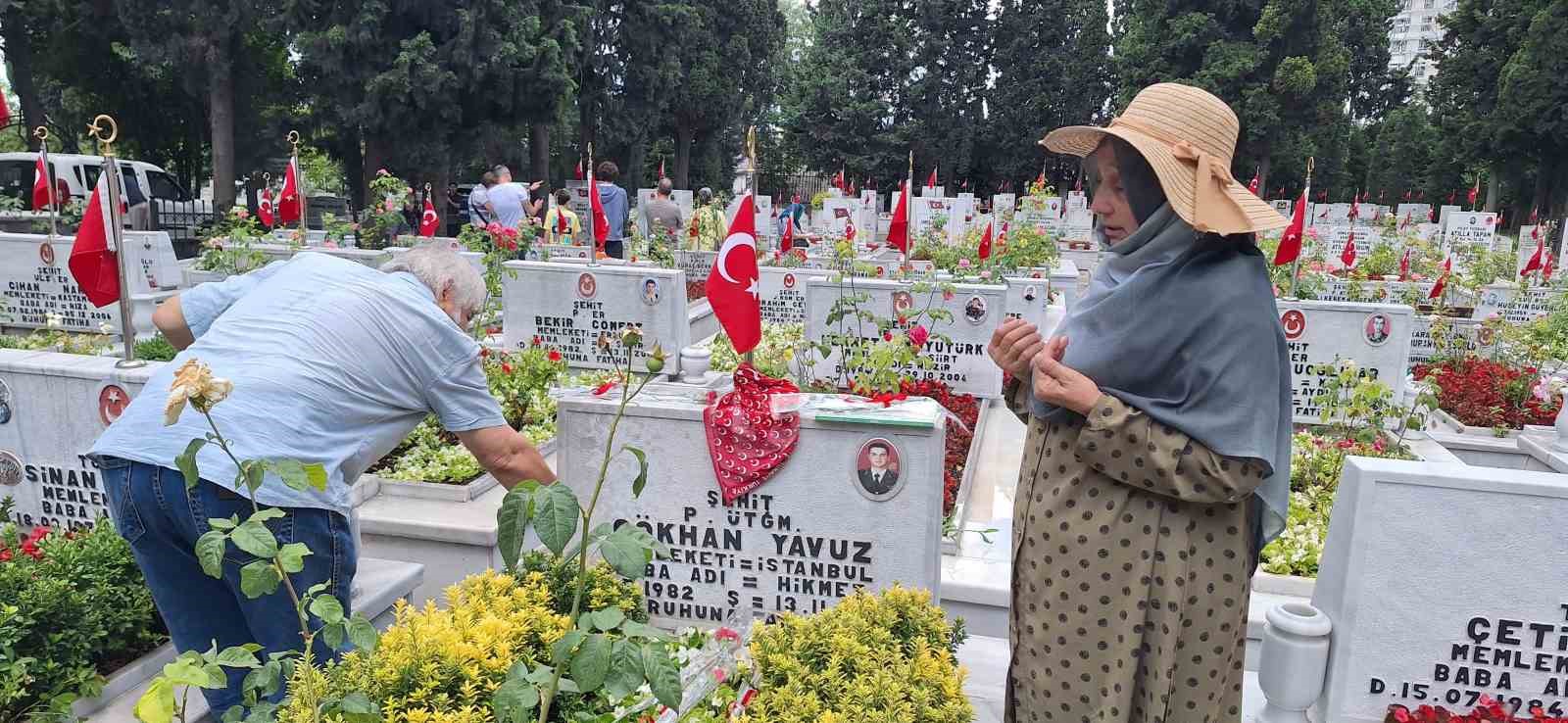 Kurban Bayramı öncesi vatandaşlar Edirnekapı Şehitliği’ni ziyaret etti