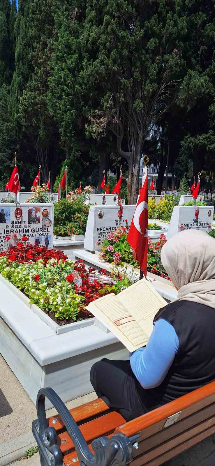 Kurban Bayramı öncesi vatandaşlar Edirnekapı Şehitliği’ni ziyaret etti