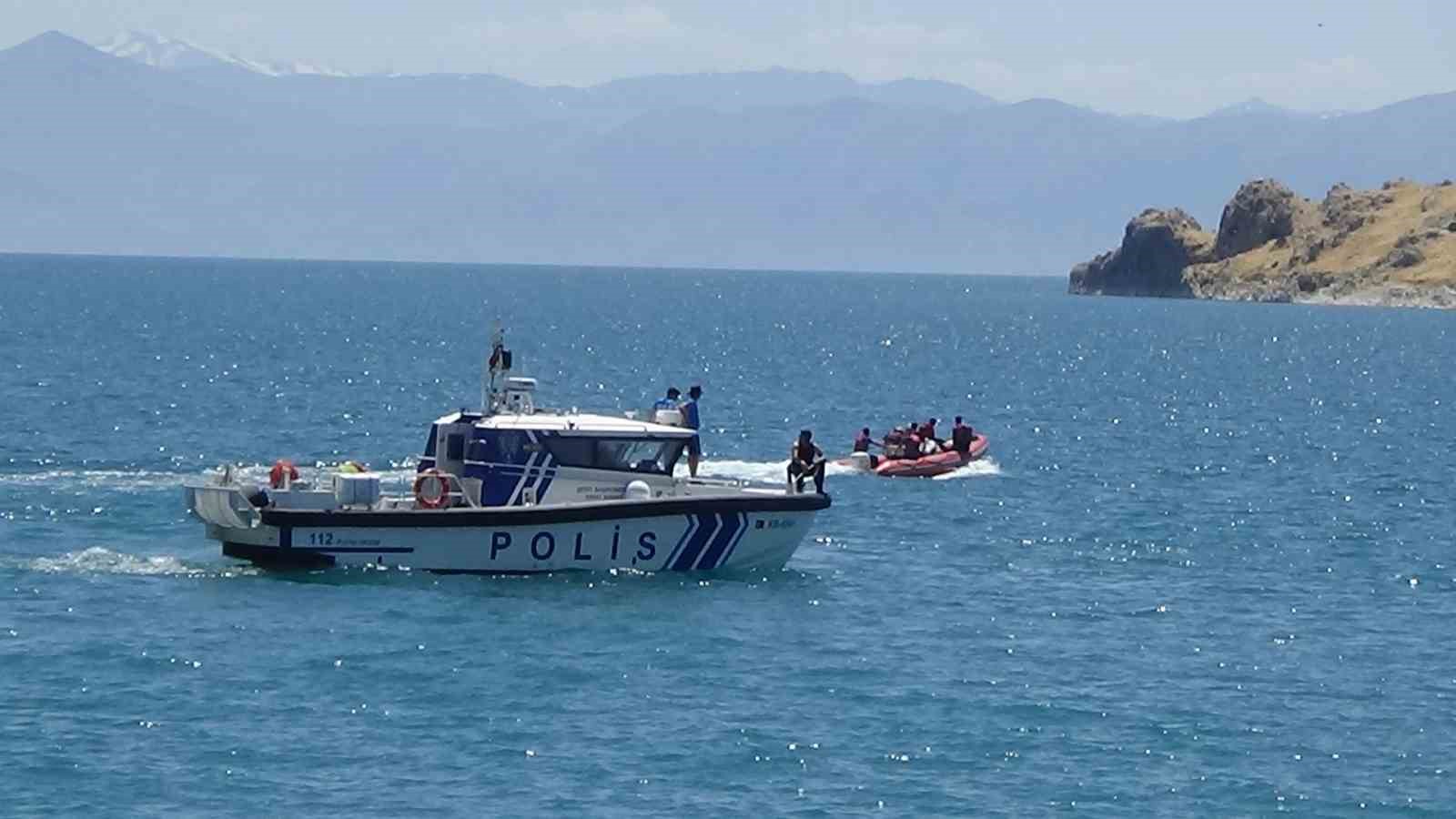 Ekipler ile oğlunun kaybolduğu yerdeki aramalara katıldı