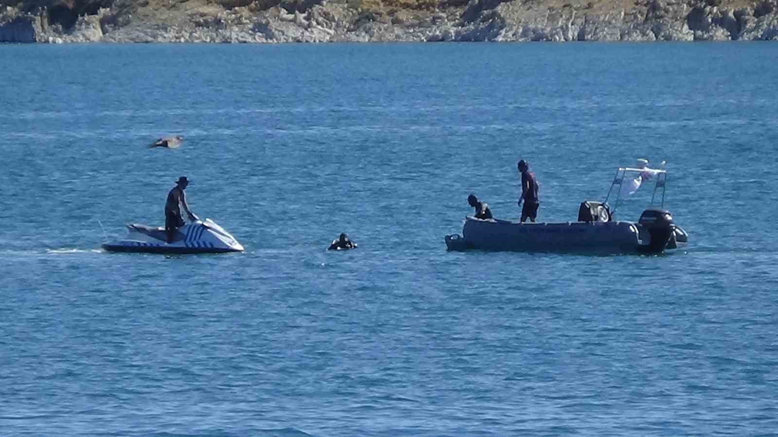 Ekipler ile oğlunun kaybolduğu yerdeki aramalara katıldı