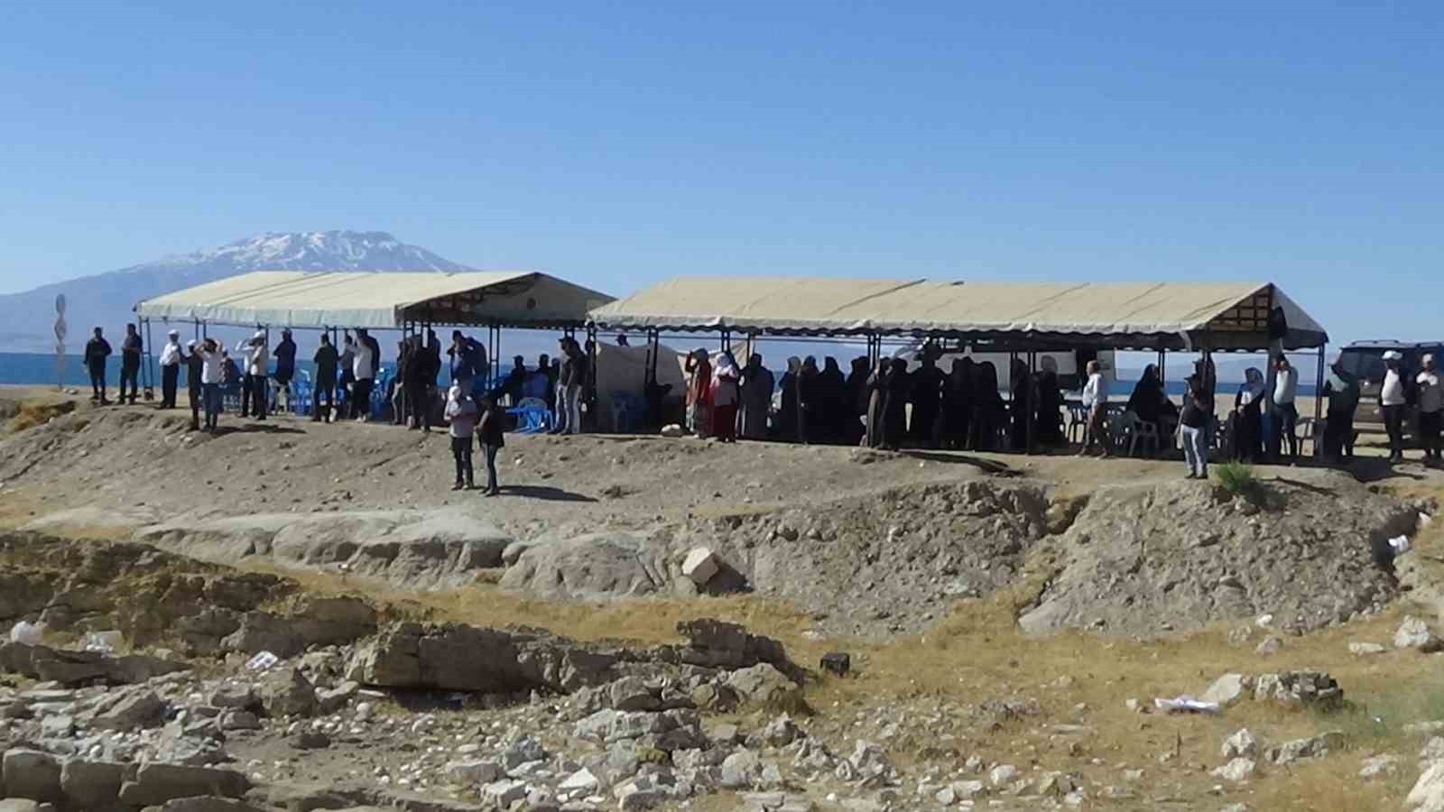 Ekipler ile oğlunun kaybolduğu yerdeki aramalara katıldı