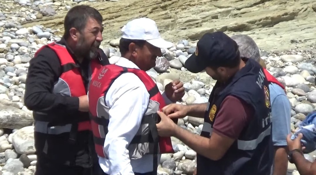 Ekipler ile oğlunun kaybolduğu yerdeki aramalara katıldı