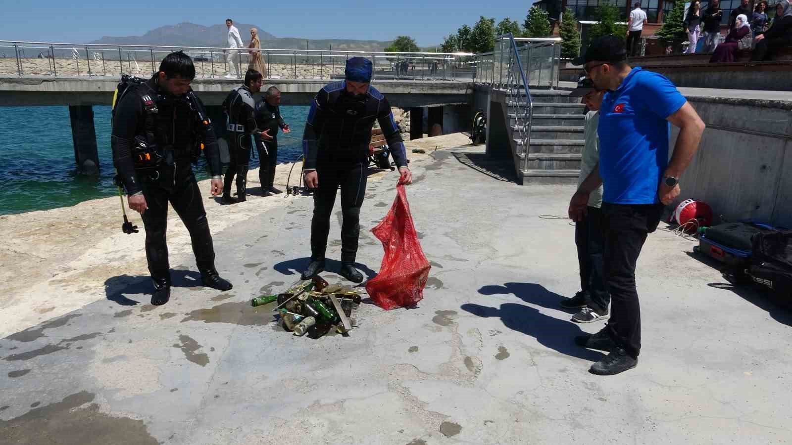 Van Gölü’ne dalış yapan dalgıçlar 10 dakikada çok miktarda çöp çıkardı