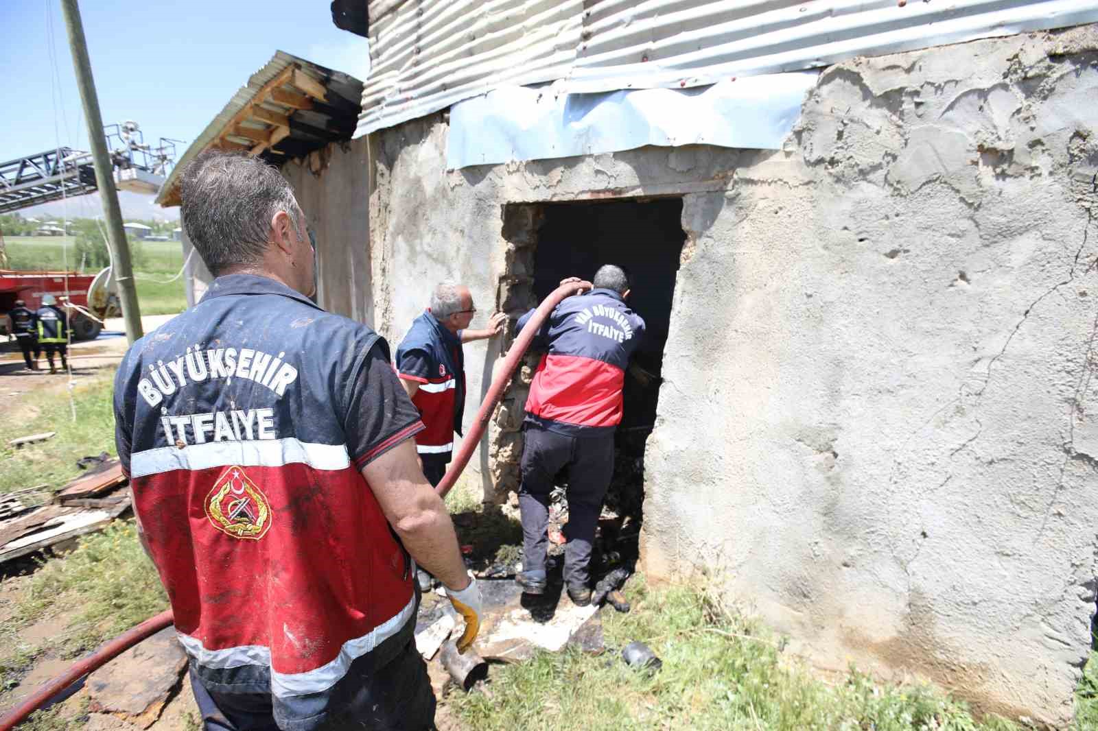 Başkale’de korkutan ev yangını