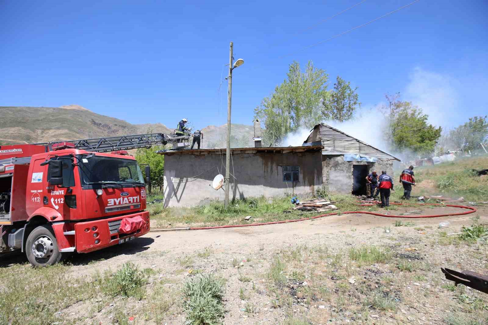 Başkale’de korkutan ev yangını