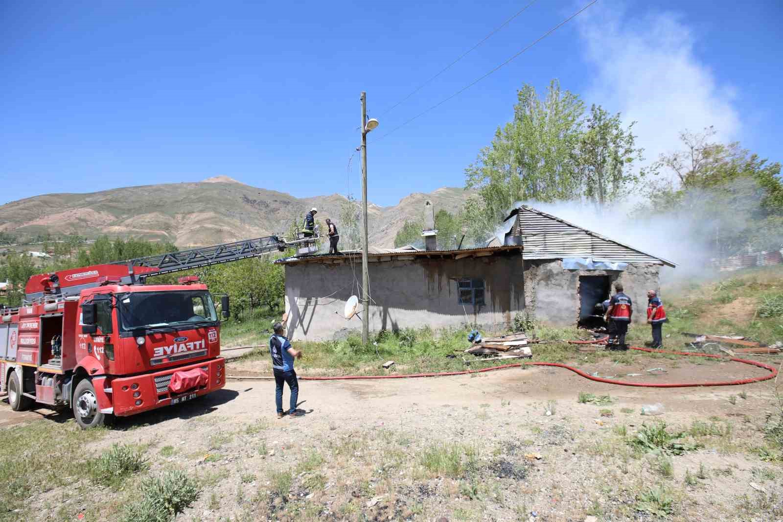 Başkale’de korkutan ev yangını